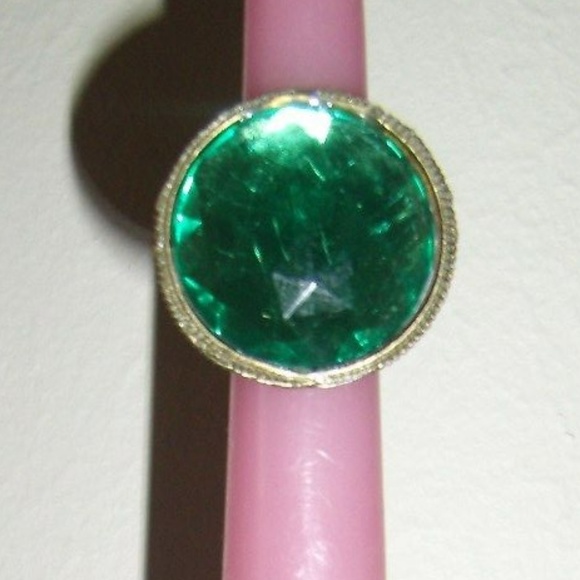Women's Vintage Antique Style Beautifully Designed Large Green Stoned Ring - Picture 2 of 6
